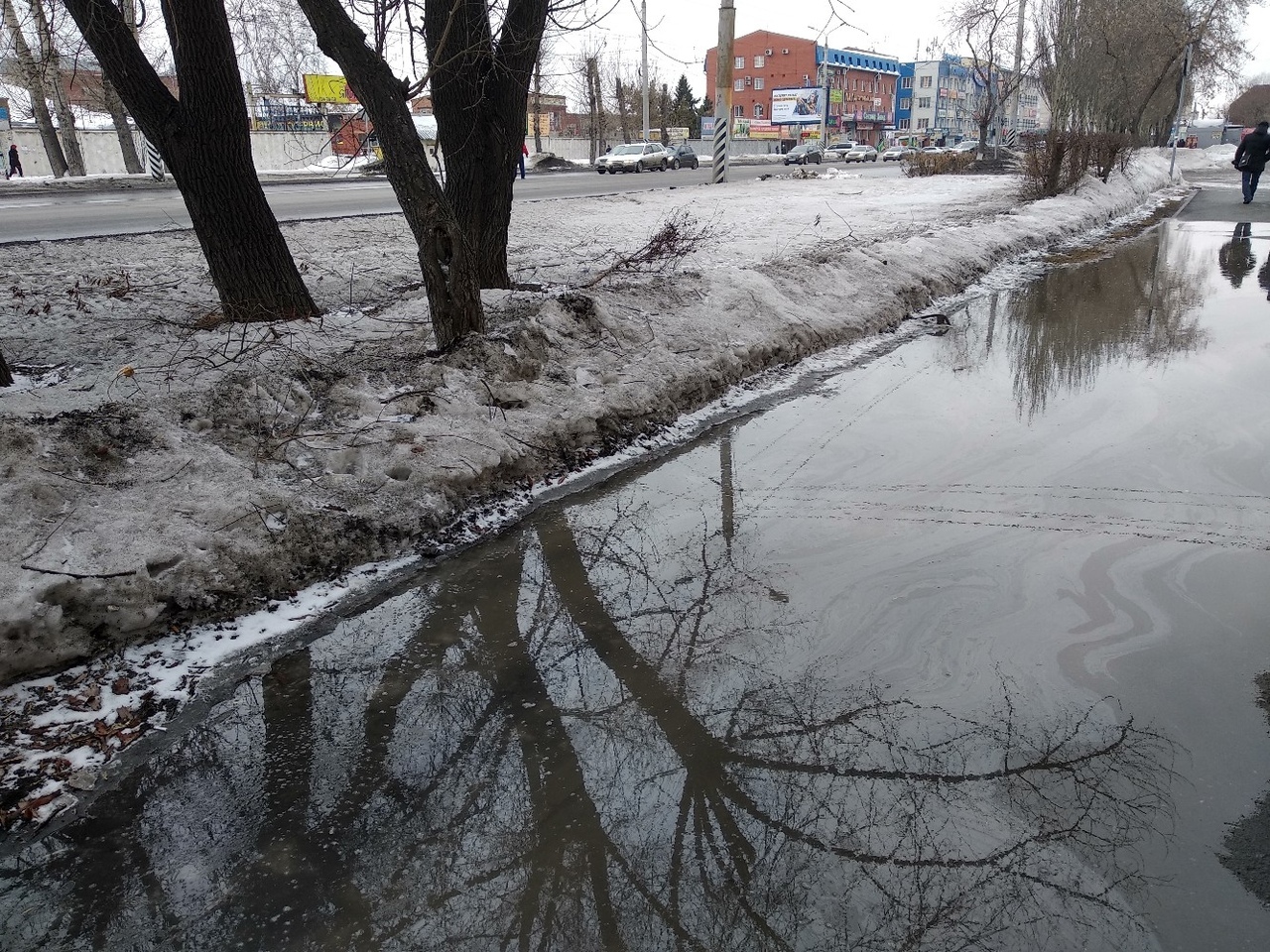 С улиц Омска начали откачивать талую воду