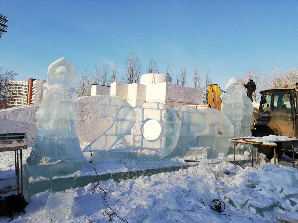 В омских Нефтяниках возводят первые ледовые городки (Фото)