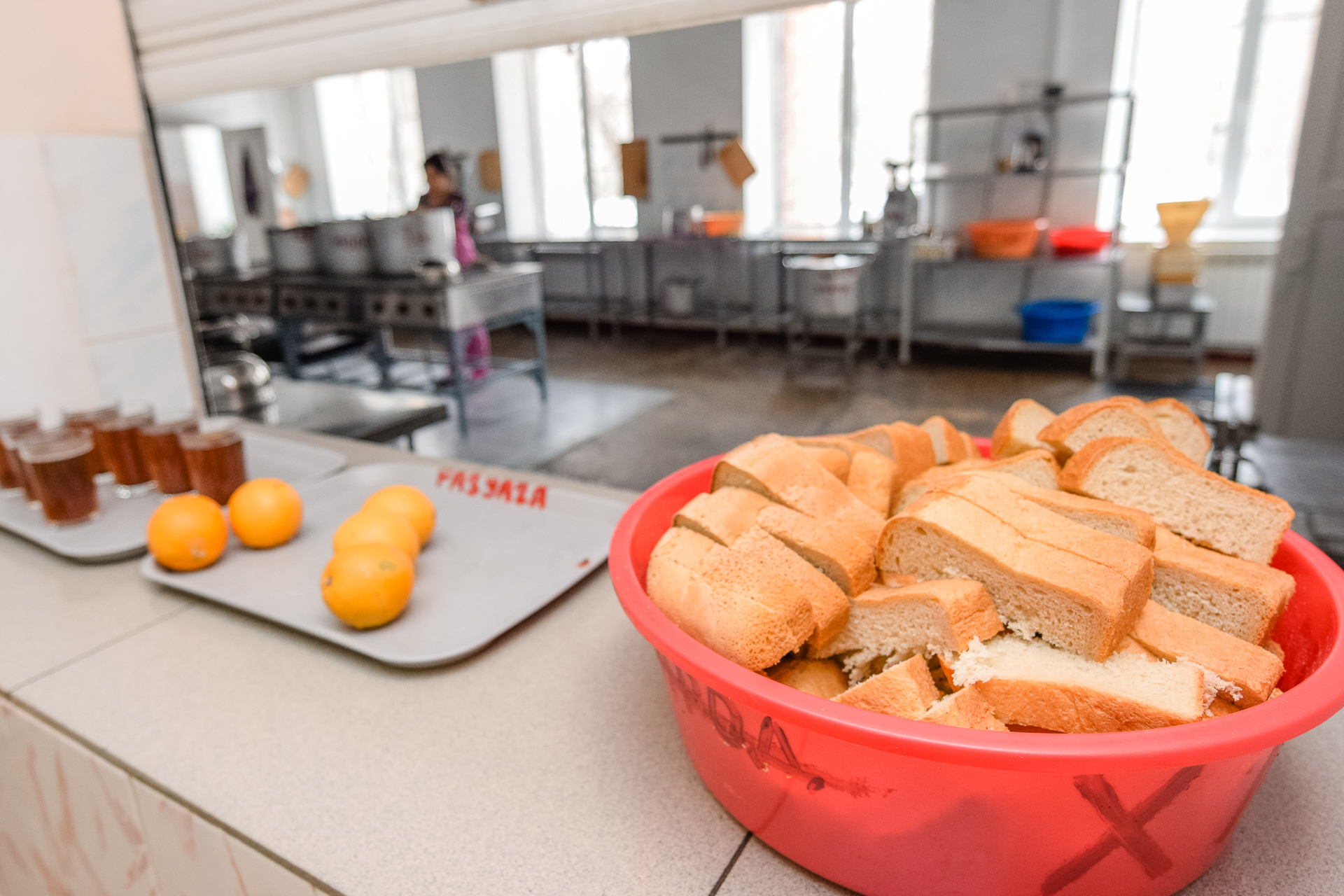 Только 60% омских школьников питаются в столовых - мэрия