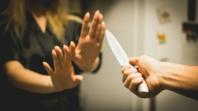 Молодой парень двумя ножами и ножницами зарезал свою 40-летнюю сожительницу
