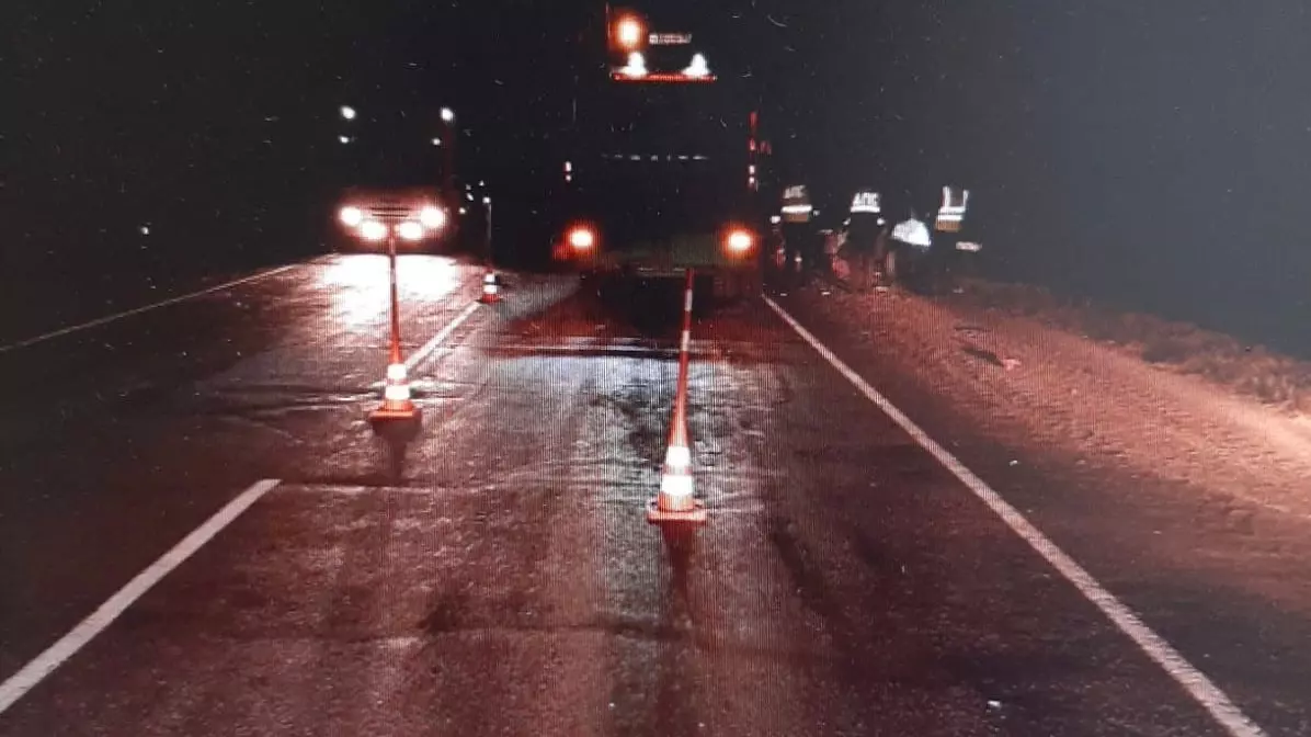 В ночном ДТП на омской трассе водитель легковушки погиб после столкновения с фурой