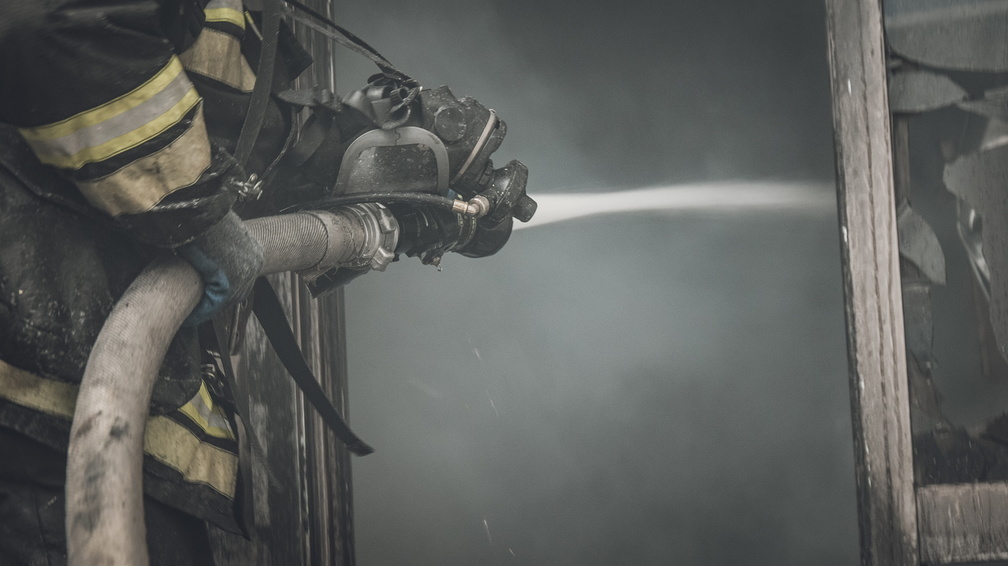 Омские пожарные спасли двух человек из горящего дома