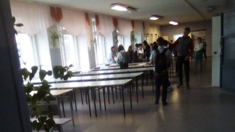 В мэрии Омска отчитались о законченном ремонте в школе, где дети обедали у туалетов