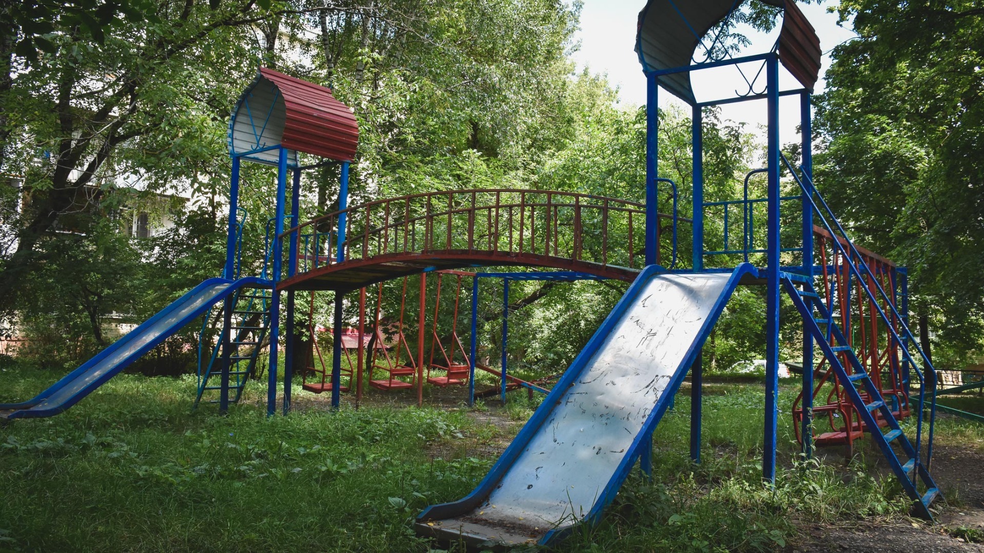 Омичи пожаловались на плохое благоустройство детских площадок