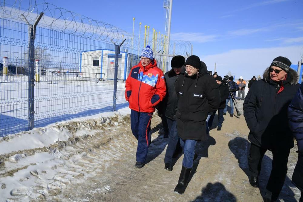 Бурков посетил стройплощадки двух ГРС Омской области