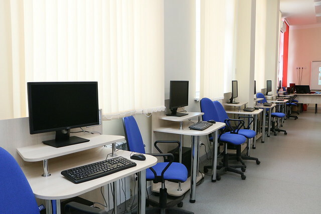 Омские школы получат 830 млн на ноутбуки, принтеры, интерактивные доски и проекторы