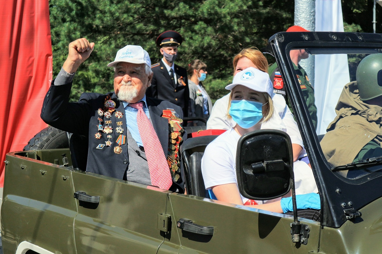 Шагом в масках! Как в Омске прошел самый необычный парад в истории