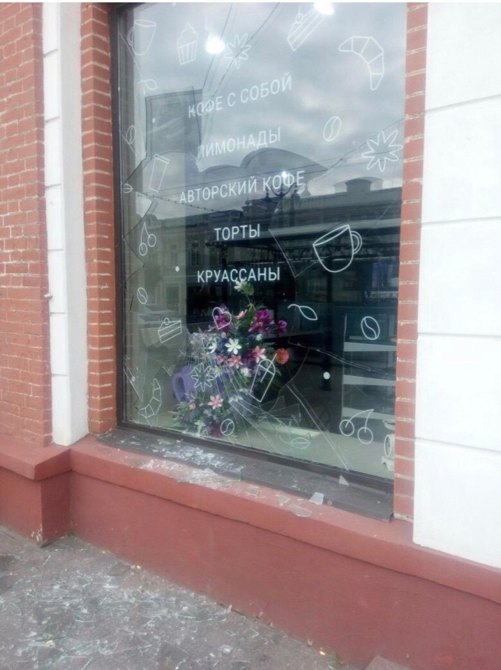 На Любинском проспекте в день Пикника разбили витрину. Полиция нашла виновника