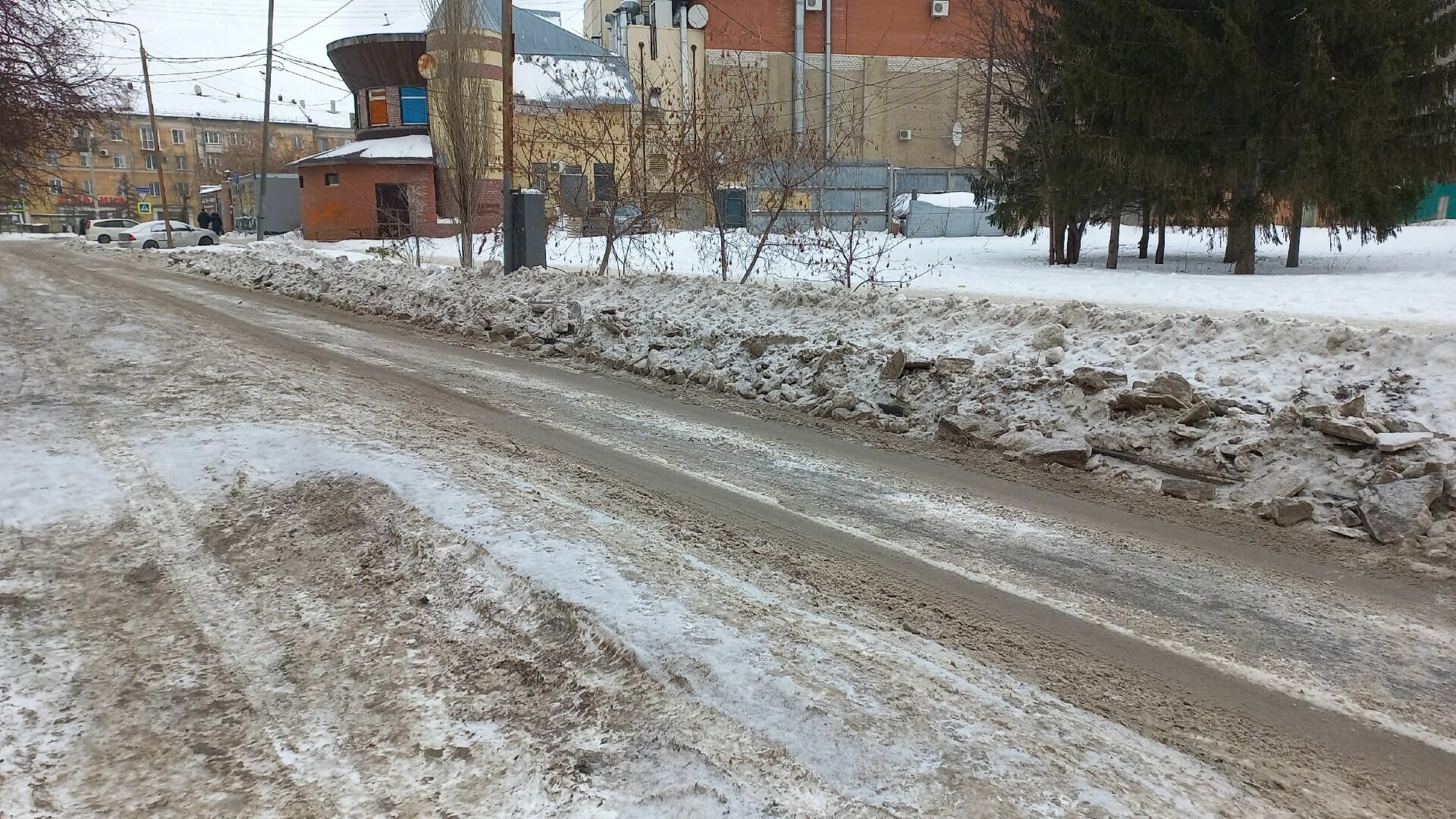 В омских соцсетях разгорелась битва на тему правильной уборки снега вдоль дорог