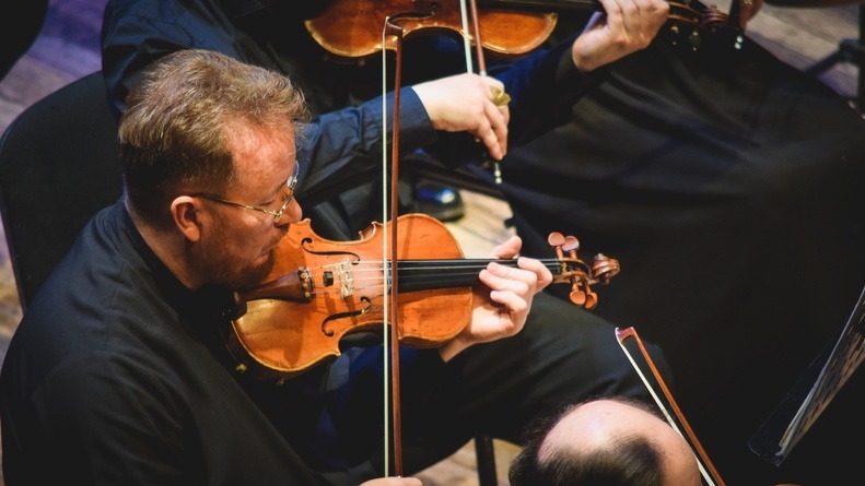 Филармония Омска отменила гала-концерт с участием молодых скрипачей