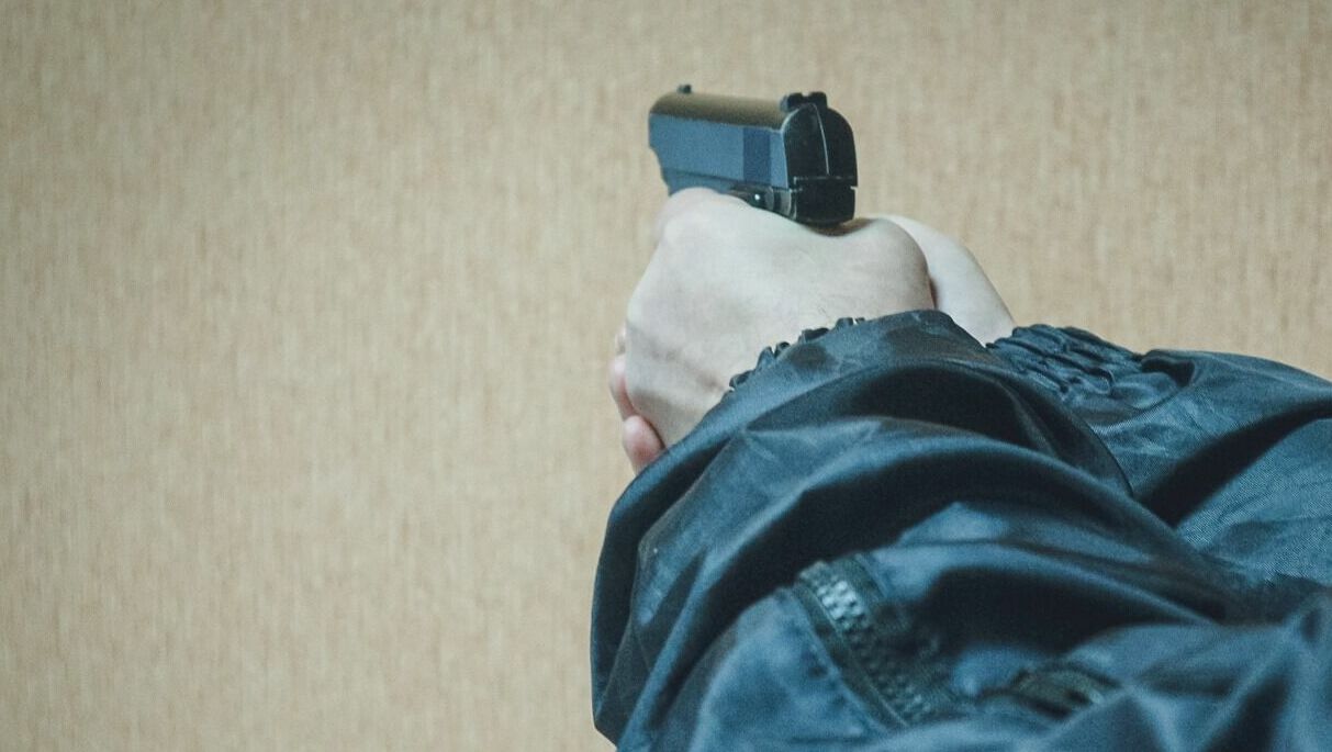 Омскому полицейскому предъявили обвинение после выстрела в коллегу