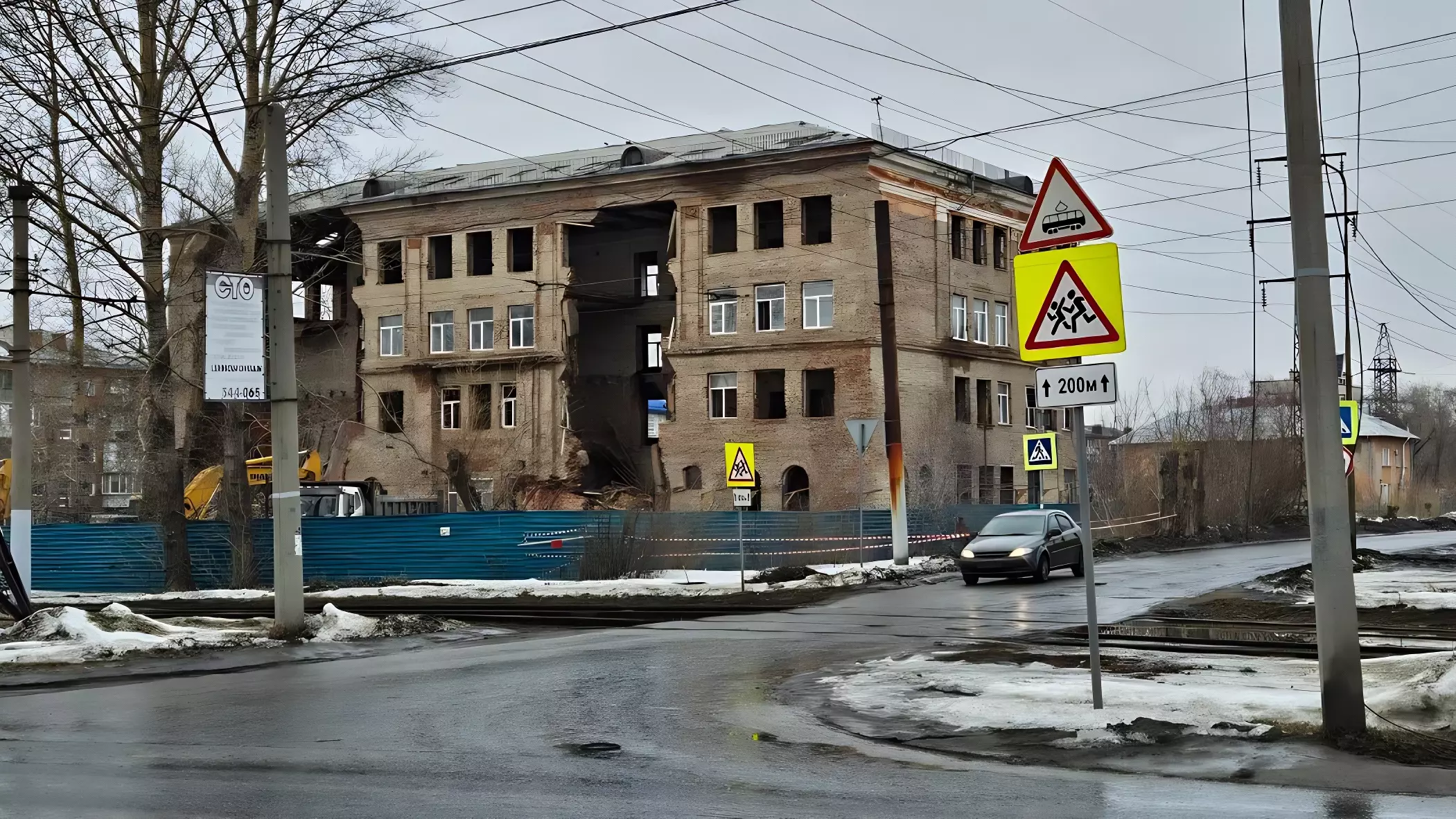 В Омске начали сносить аварийное здание гимназии №88 в рамках капремонта