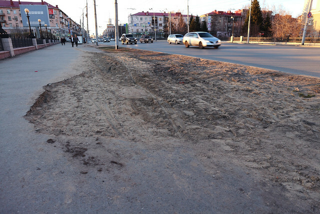 Дорожная служба приступила к ремонту тротуаров в Омске