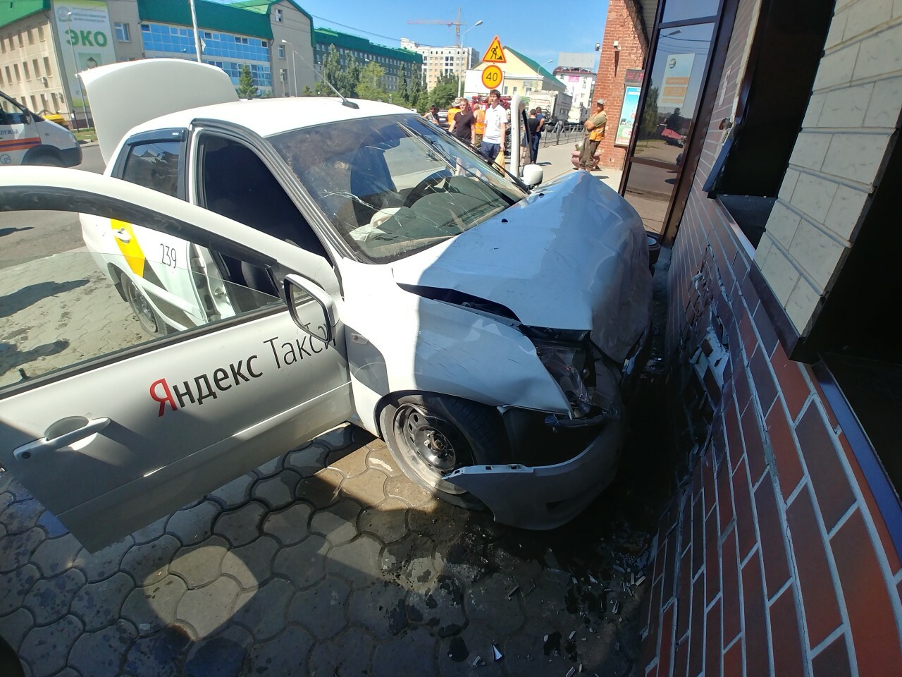 ДТП в центре Омска: таксист протаранил здание, в машине нашли шприцы