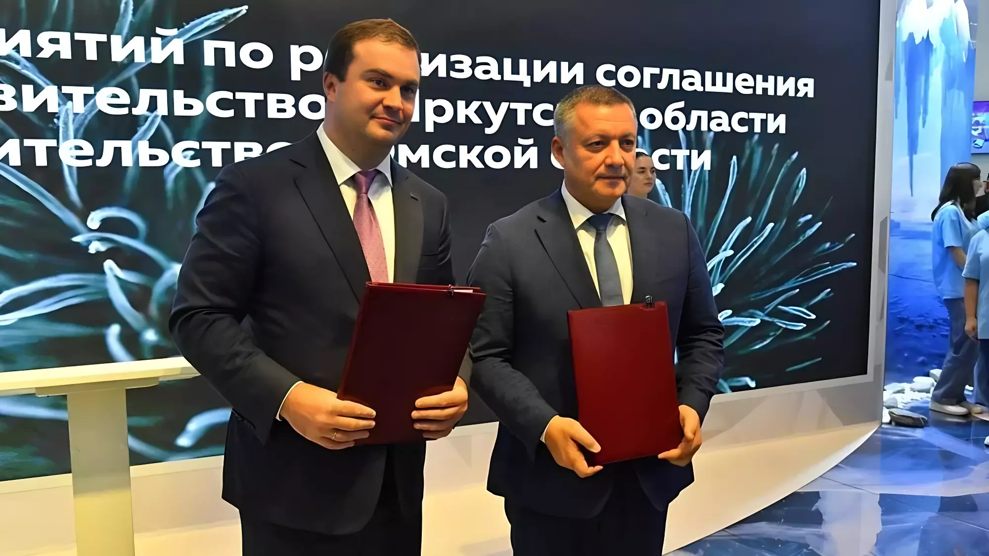 Омский губернатор Хоценко подписал 5-летний план сотрудничества с Иркутской областью