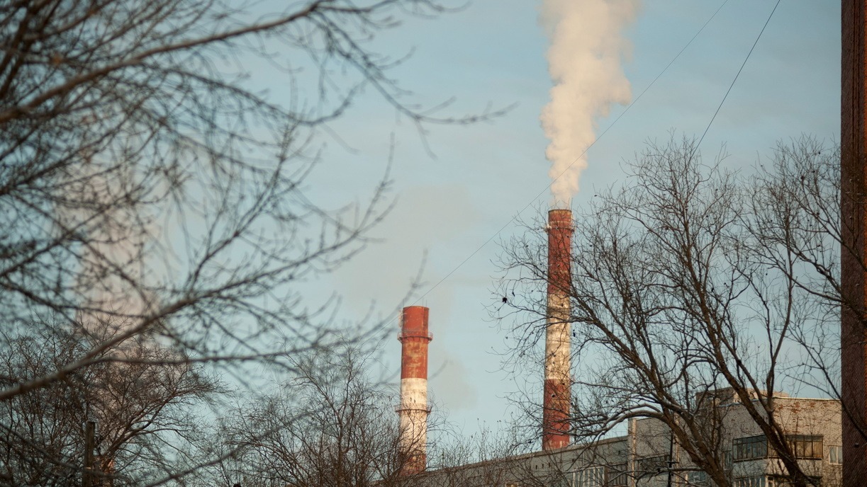 Омский завод оштрафуют после 10-кратного превышения выбросов хлороводорода в городе