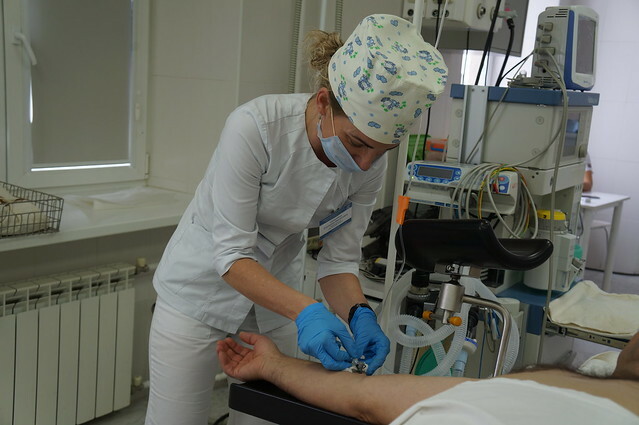 Омские врачи уехали работать в больницы Псковской области