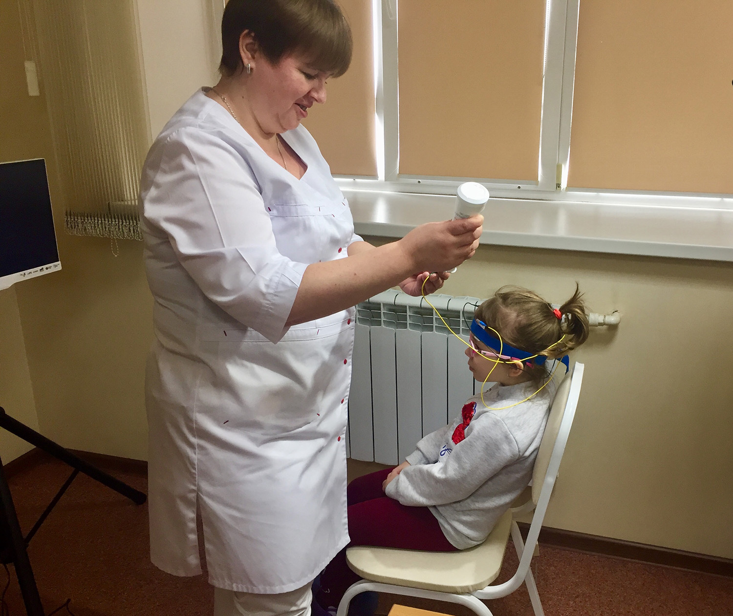 В Омской глазной больнице появился новый современный аппарат для лечения детей