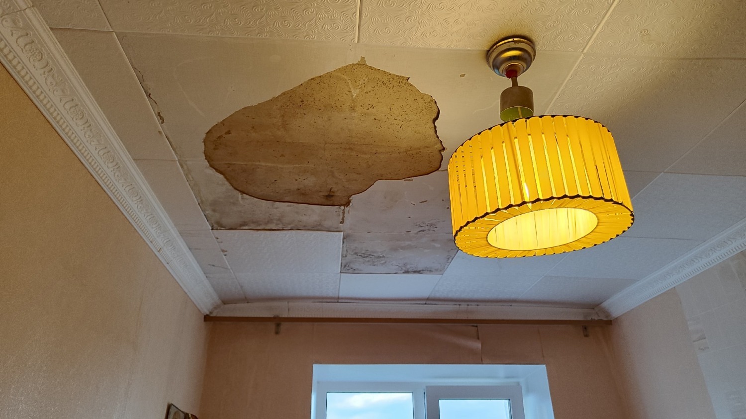 Соседней квартире повезло намного меньше: плесень на стенах, потолок обрушился, диван не подлежит восстановлению