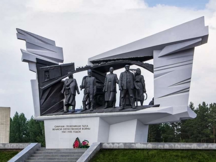Бурков поручил спросить мнение омичей, где установить стелу «Город трудовой доблести»