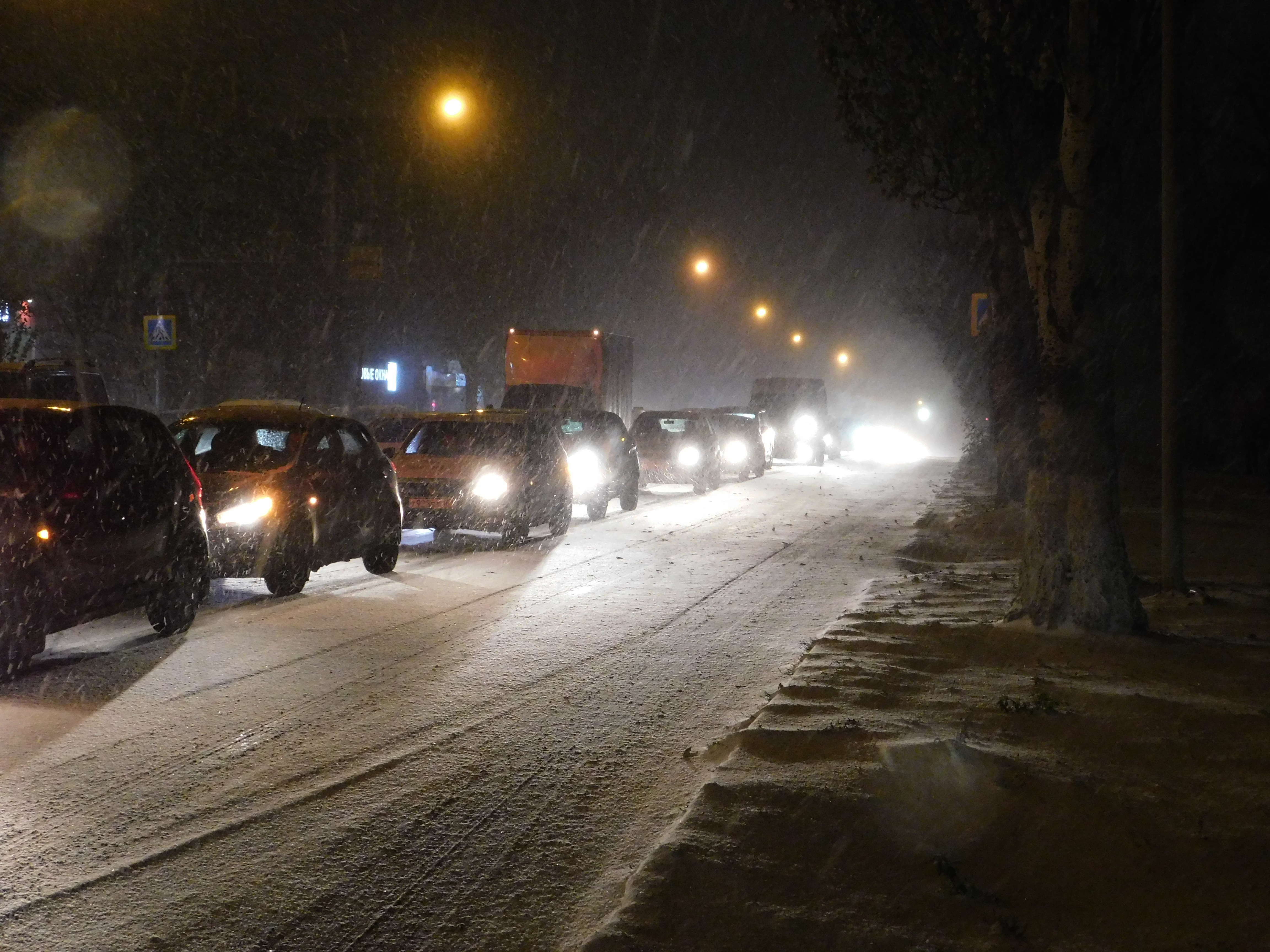 В Омской области закрыли дорогу в Казахстан из-за метели
