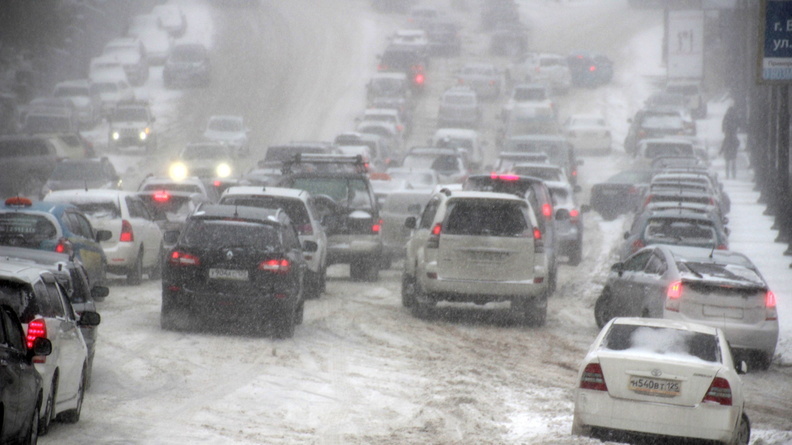 Омские дорожники рассказали, почему не справились с последствиями ночного снегопада