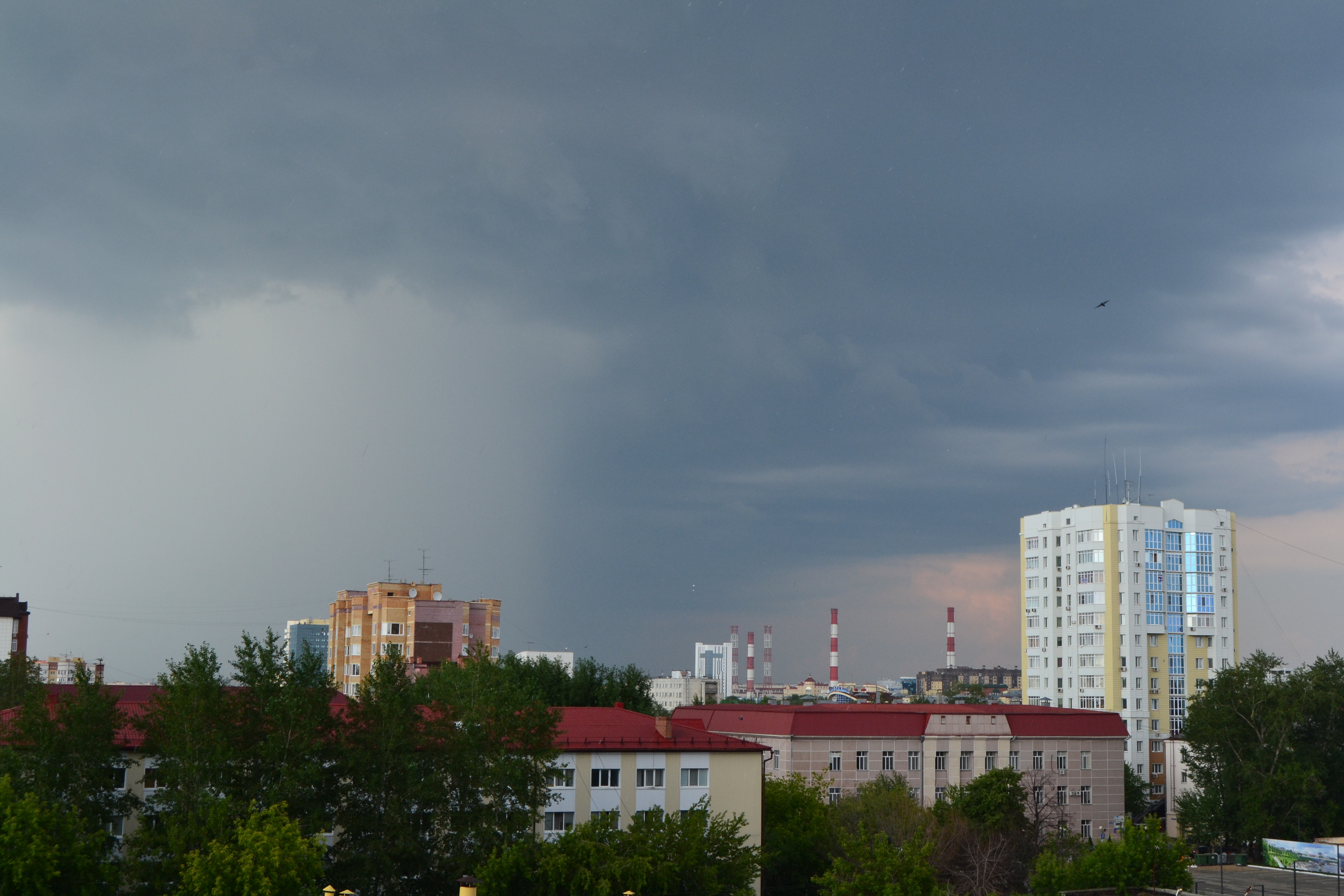 Штормовое предупреждение: в Омске дневная гроза с градом продлится до утра