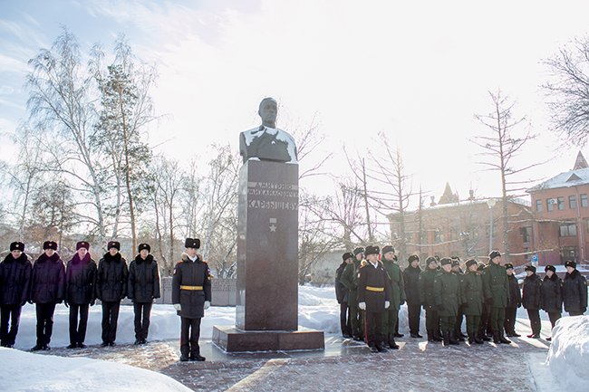 Омичи возложили цветы к памятнику генерала Карбышева