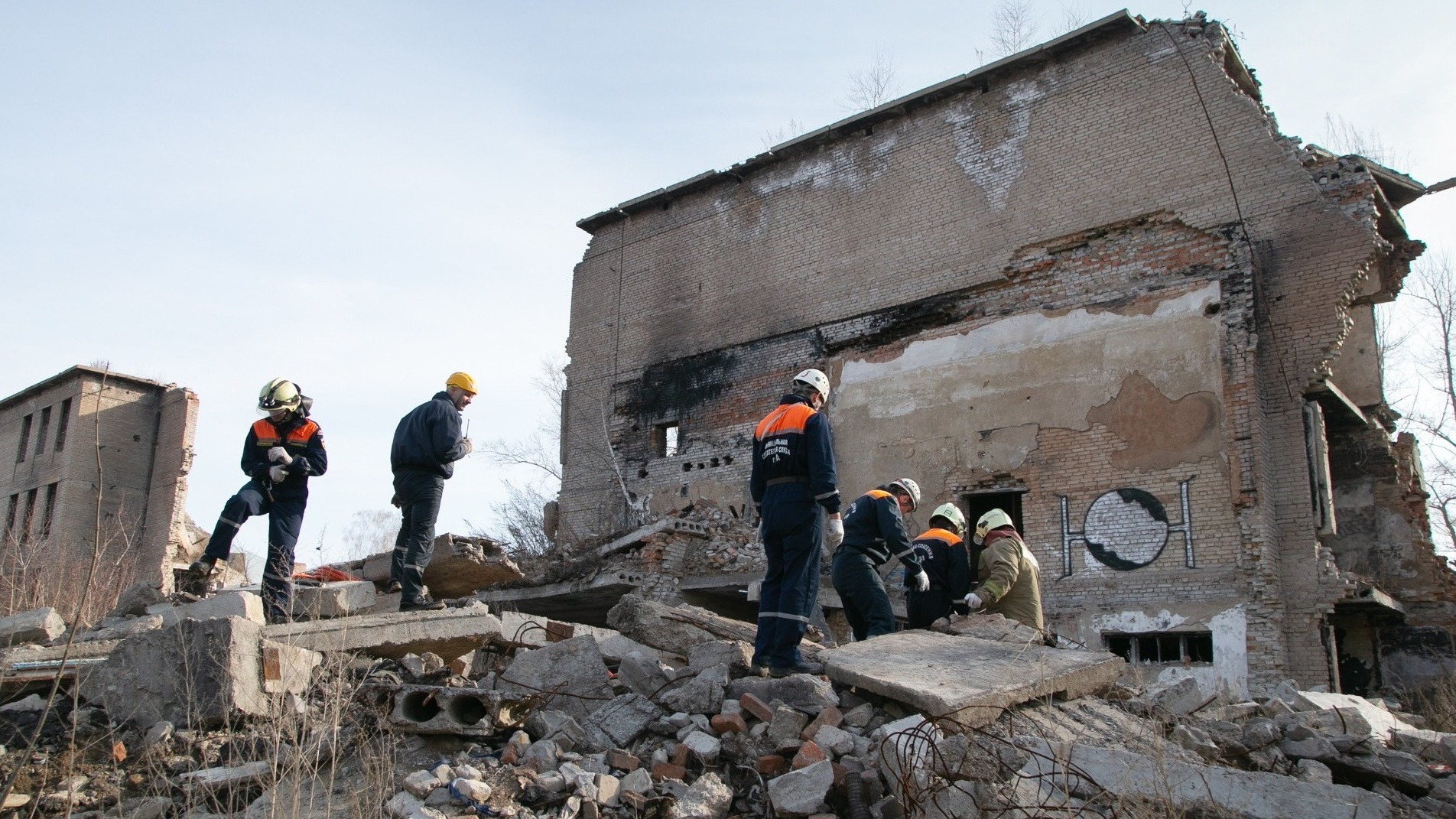 Стало известно состояние омских рабочих, на которых рухнули бетонные плиты