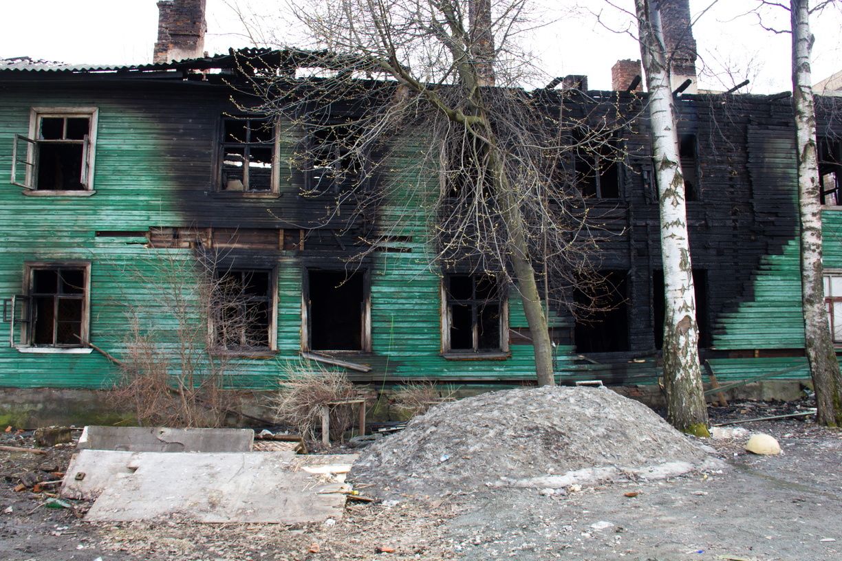 Омичка перечислила жильцам сгоревшего дома 300 тысяч