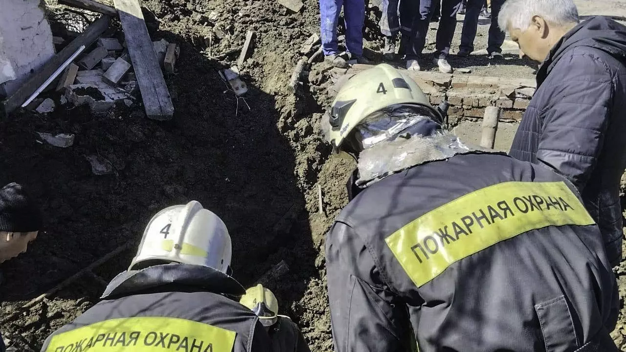 Во время обрушения коллектора в Омской области погиб мужчина