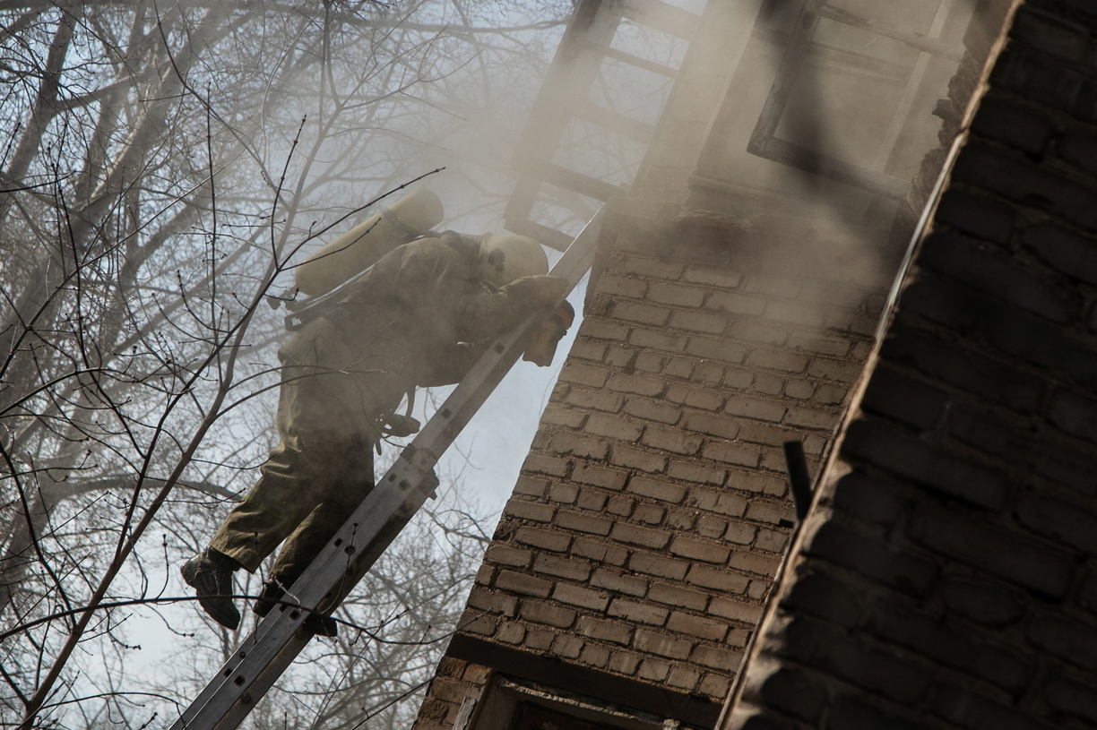 В Омске из горящей многоэтажки пришлось эвакуировать десятки жильцов