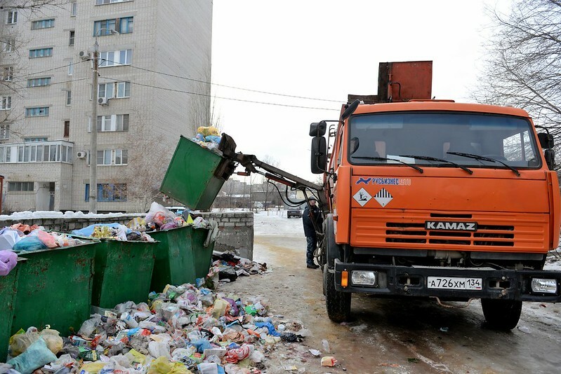 В Омске мусоровоз, двигаясь задним ходом, насмерть задавил 66-летнего пенсионера