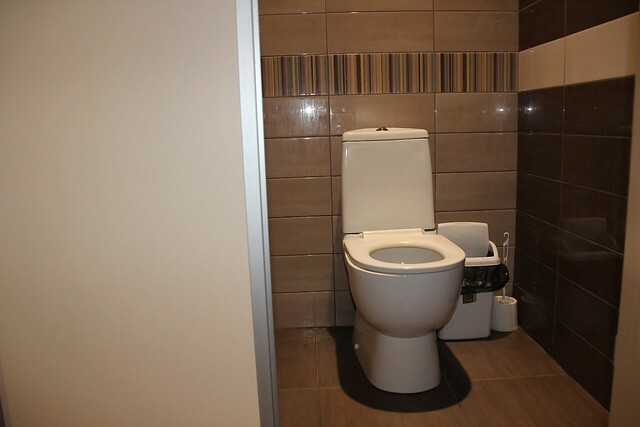 В омской мэрии опровергли информацию о несделанном ремонте в туалетах школы № 45